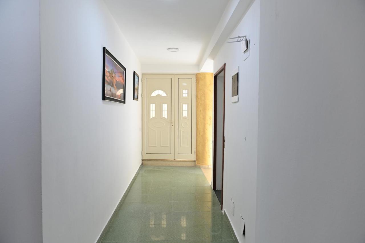 Vila Oxinn Kryemedhej Exterior photo
